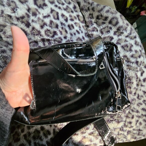 Núnoo | Patent Leather Black Crossbody Bag - Picture 7 of 11